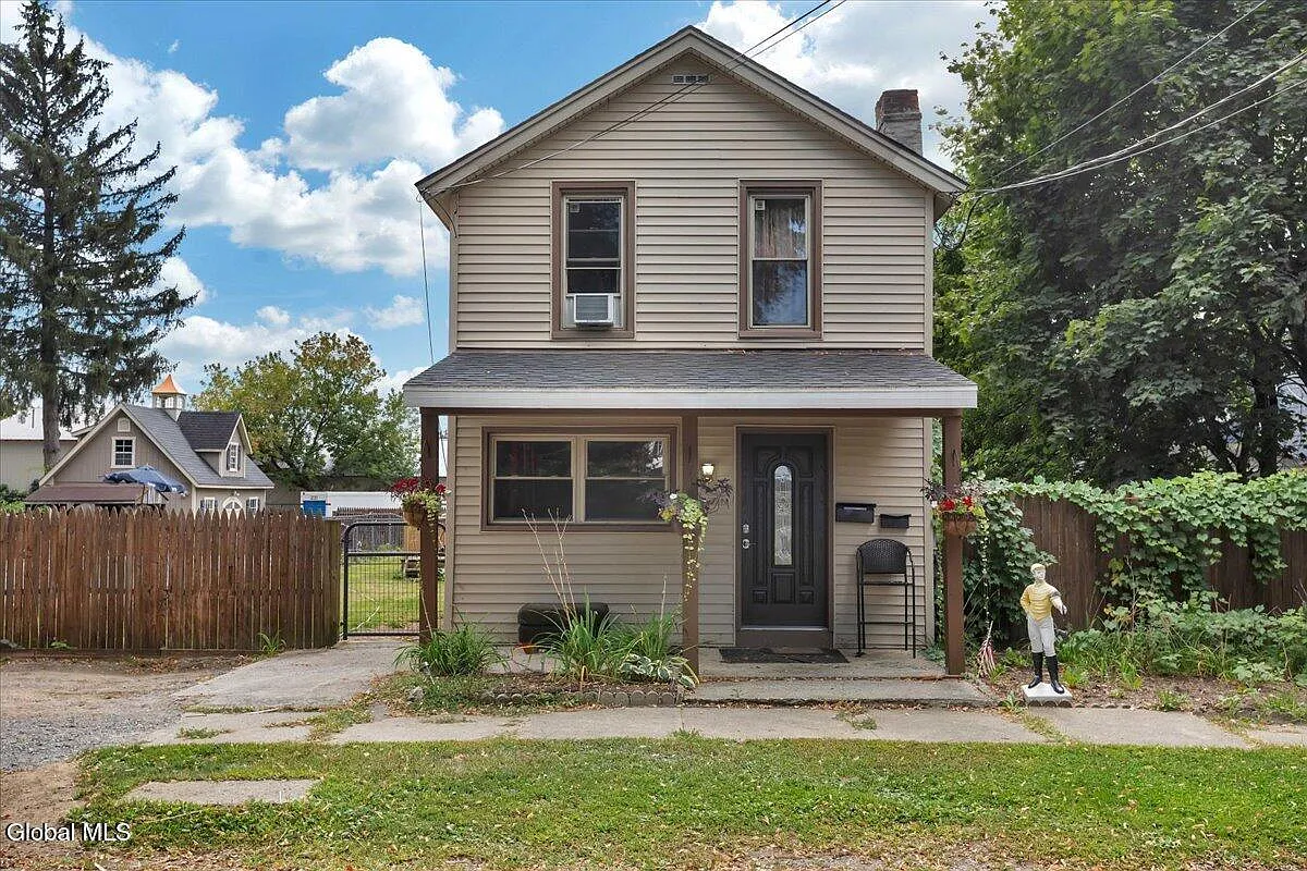 2 bed, 1.0 bath, 1100 sqft, $2,500 — Photo 1