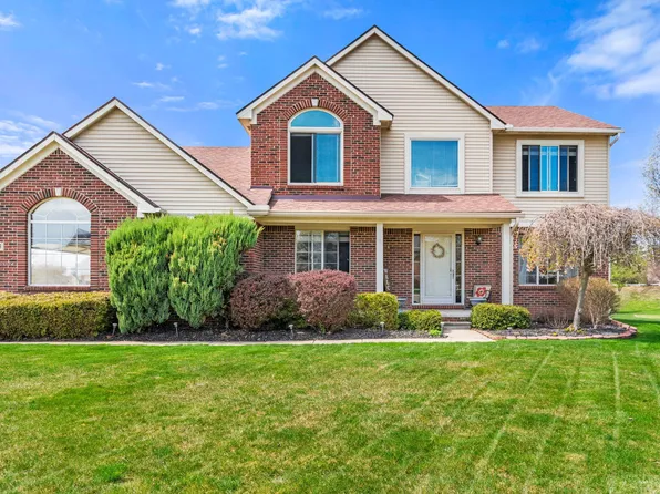 25945 Hunters Ln, South Lyon, MI 48178