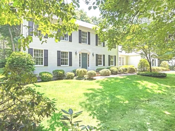 16 Glenwater Lane, Setauket, NY 11733