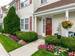 28 Stratford Cir #28, Farmingdale, NY 11735