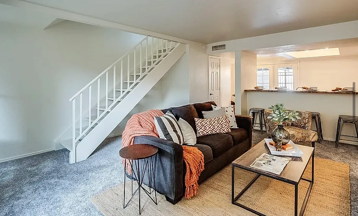 2845 E Tracy Ln — Photo 2