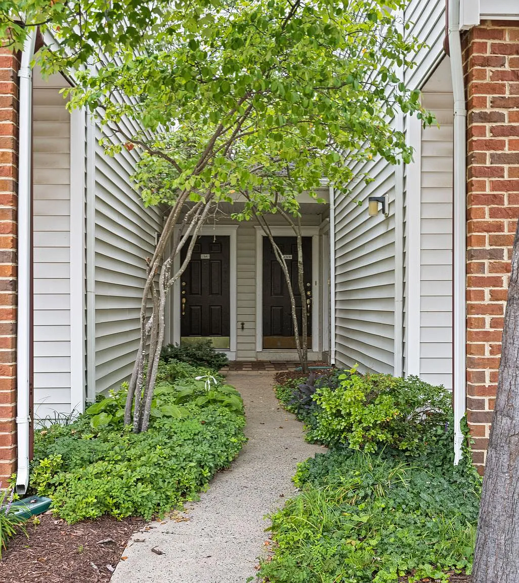 3 bed, 1.5 bath, 1238 sqft, $2,350 — Photo 2