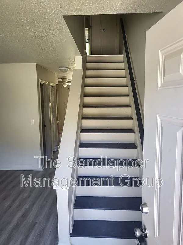2 bed, 1.5 bath, 1000 sqft, $1,600 — Photo 2