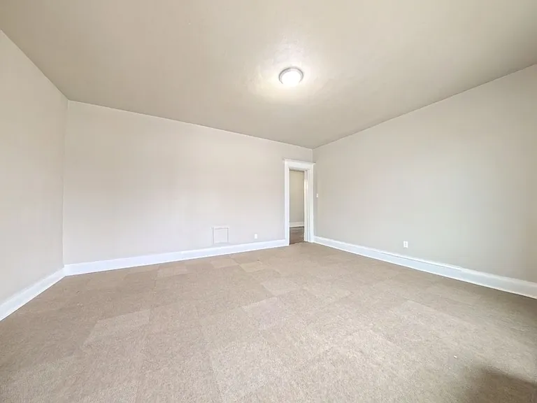 511 W State St — Photo 21