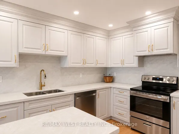 65 Foch Ave, Toronto, ON M8W 3X5