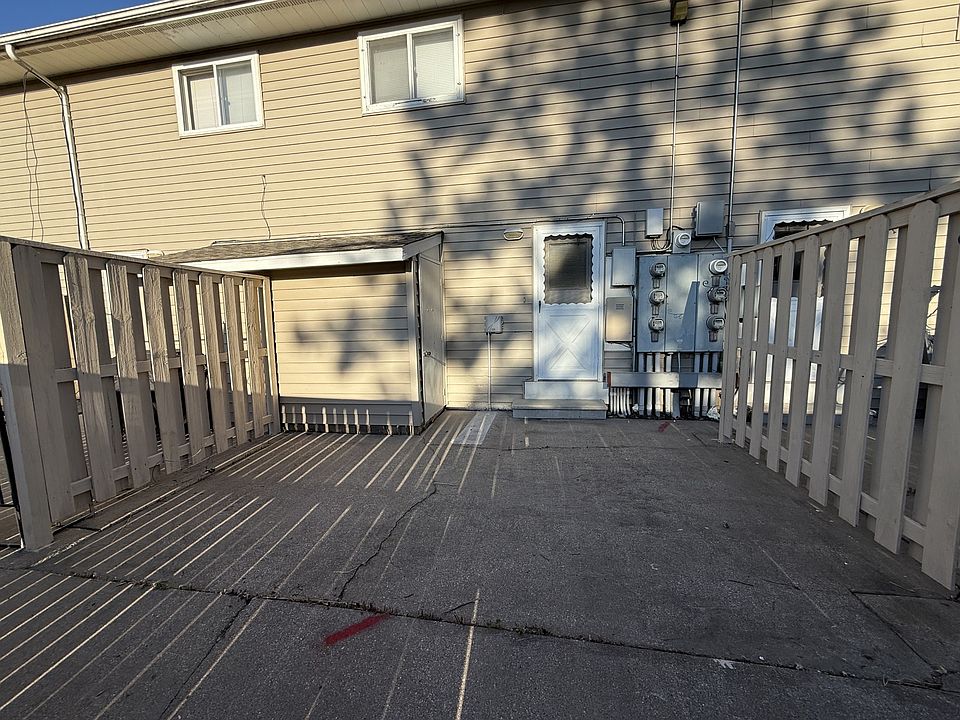 1st image of 340 Elm St W APT 3