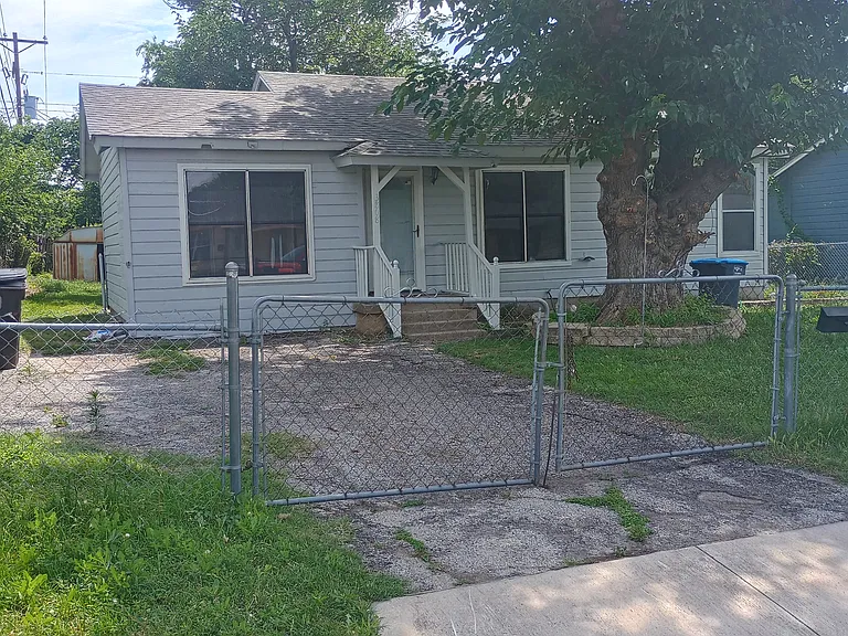 3808 Neches St — Photo 3