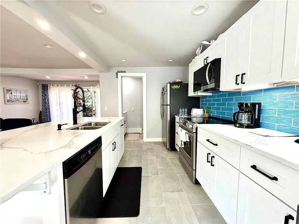 3 bed, 1.0 bath, 1108 sqft, $3,200 — Photo 3
