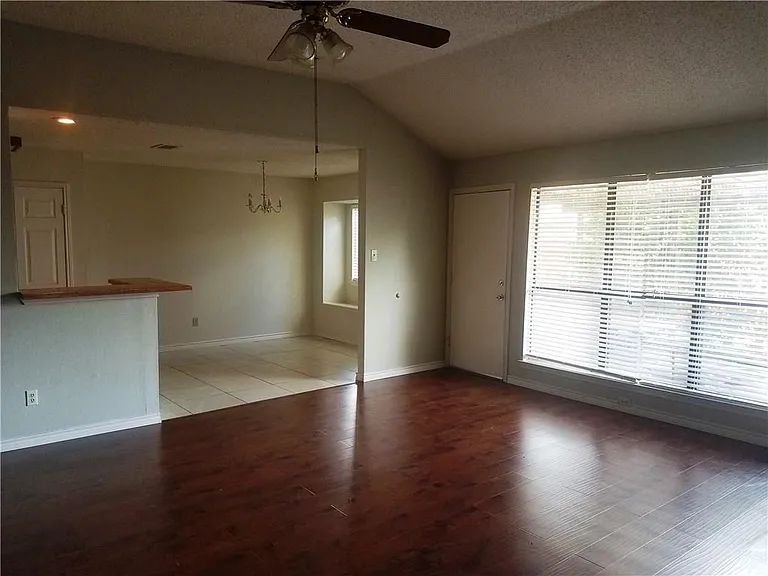 2425 Inverness Dr — Photo 5