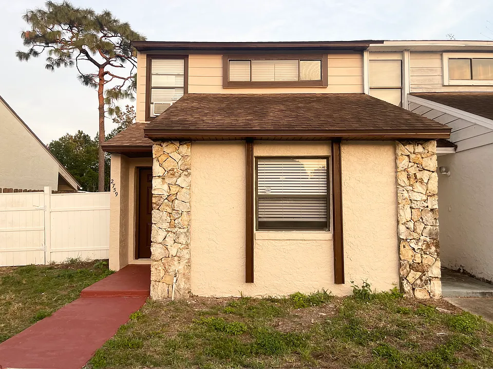 2759 Hunt Club Ln