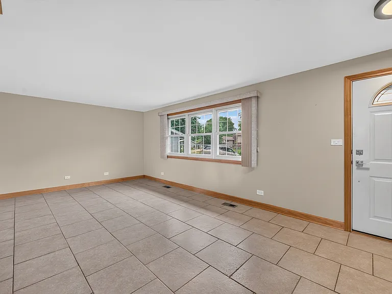 135 Jeffery Ln — Photo 17