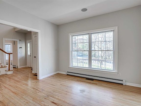 2nd image of 105A Willis Ave