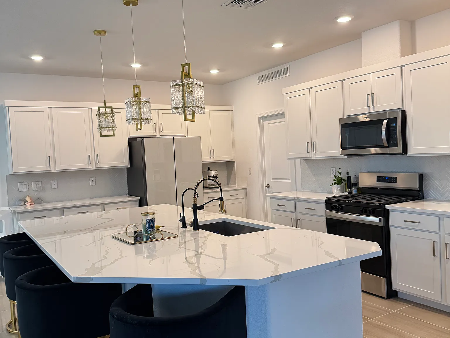 4 bed, 3021 sqft, $950 — Photo 2