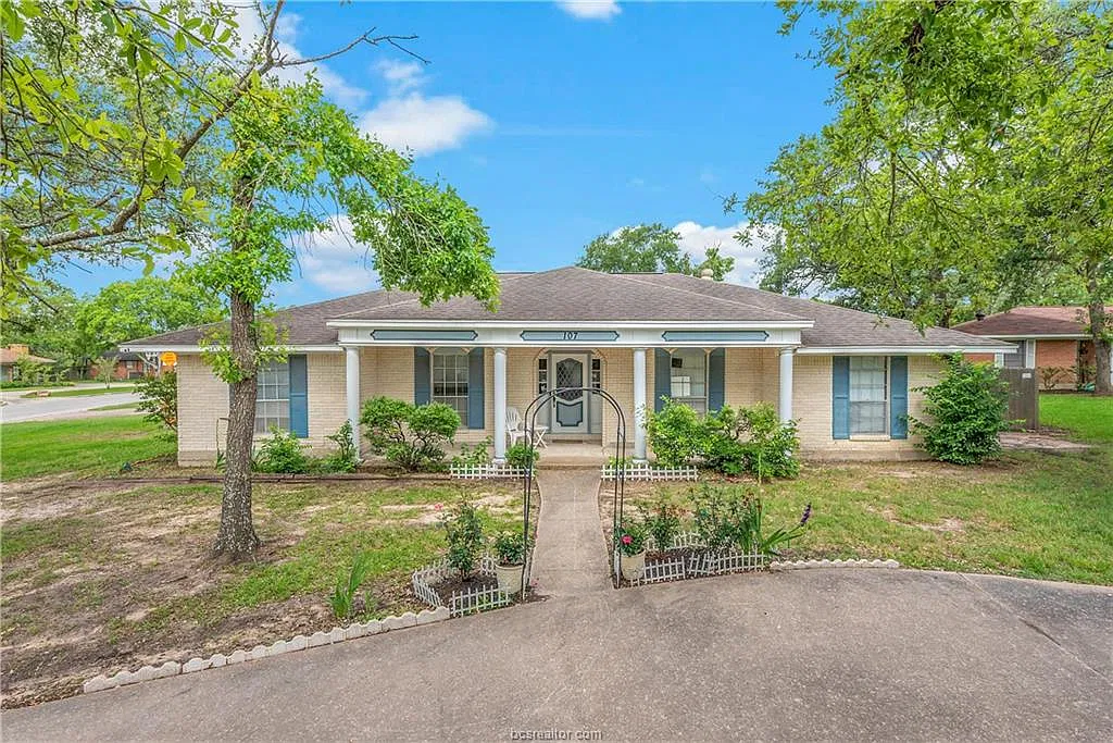 4 bed, 2384 sqft, $2,800 — Photo 2