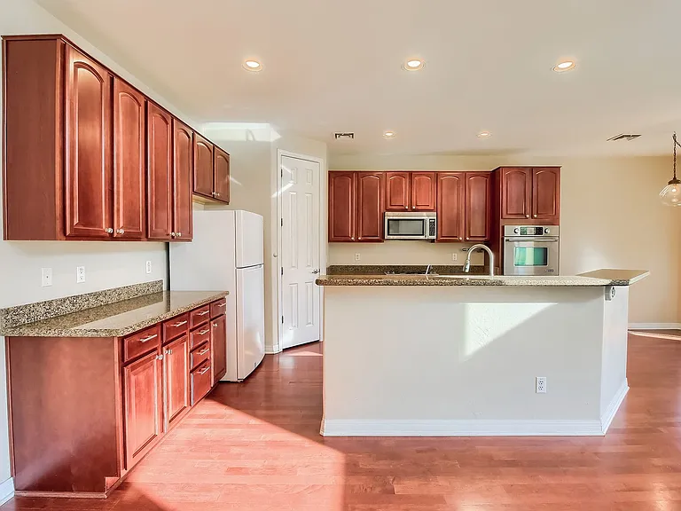 9007 S 10th Dr — Photo 5