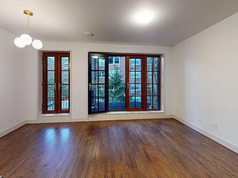 206 E 20th St #PENTHOUSE — Photo 2