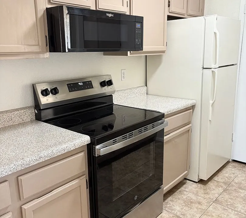 2220 W Dora St #225