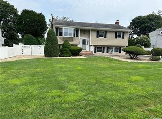 243 W Shore Rd, Oakdale, NY 11769