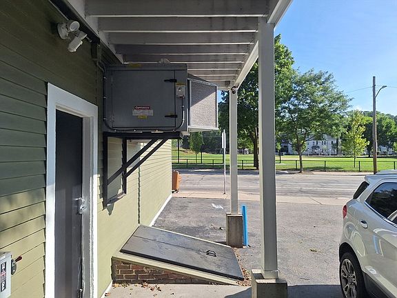 5th image of 293 Cypress St