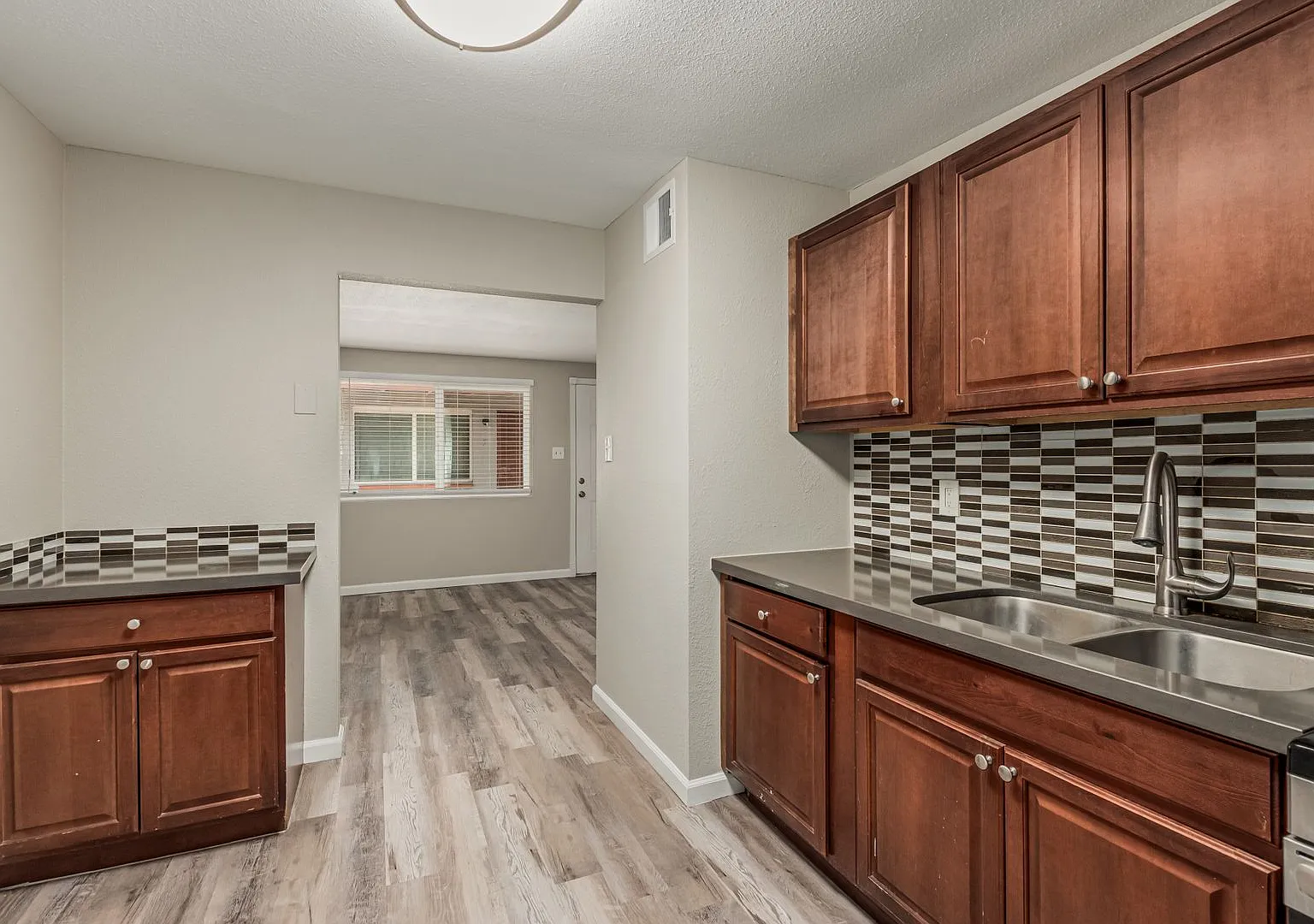 Las Palmas Apartments — Photo 2