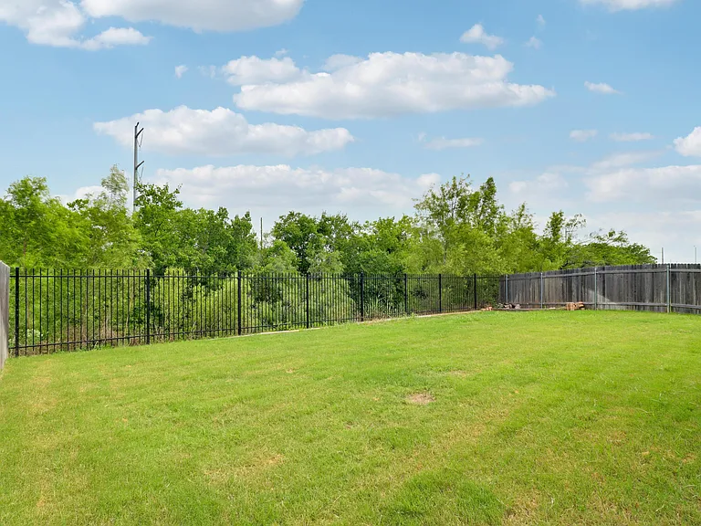 12725 Mogador St — Photo 24