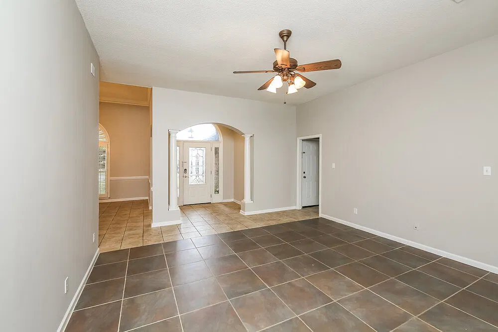 3 bed, 2.0 bath, 1972 sqft, $1,960 — Photo 3