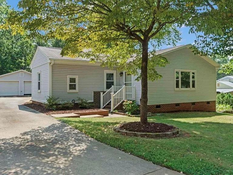 39 Mayfair Ln — Photo 2