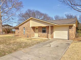 1400 S Howeth St, Gainesville, TX 76240