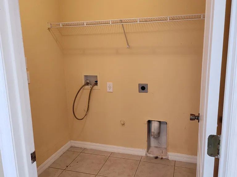 1109 NE 2nd Pl — Photo 6