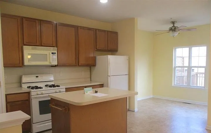 3 bed, 2304 sqft, $2,900 — Photo 3