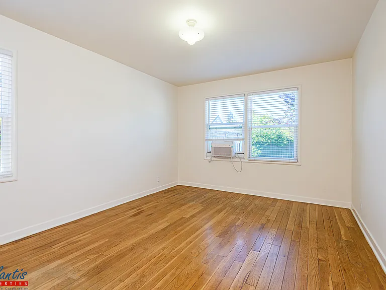 365 Macarthur Ave — Photo 6