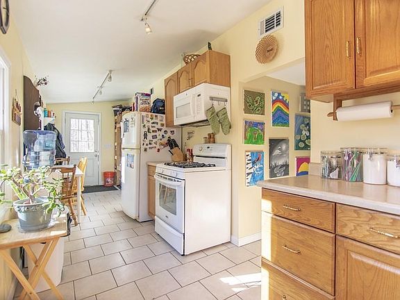 5th image of 129 Pleasant St
