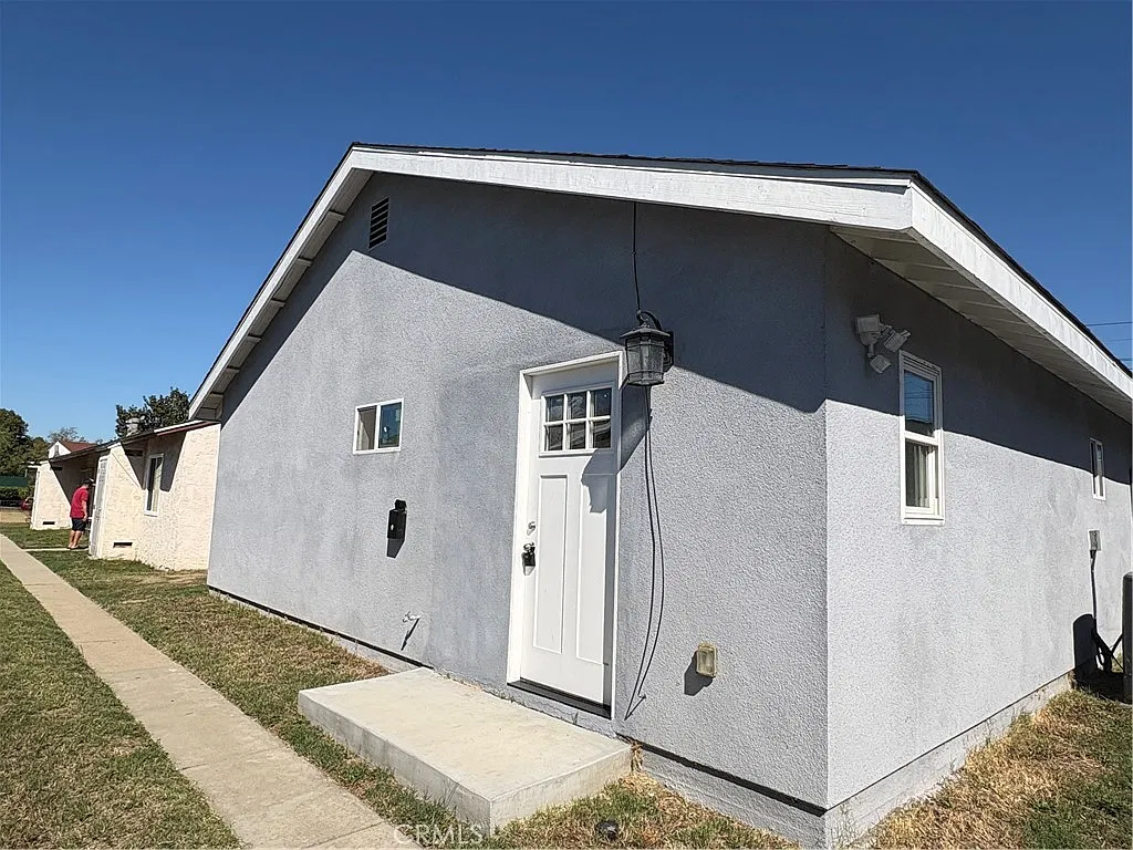 Studio, 200 sqft, $1,400 — Photo 3