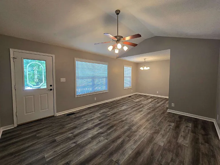 460 Caney Ln — Photo 4