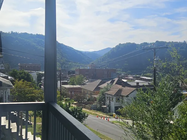 506 Ballengee St, Hinton, WV 25951