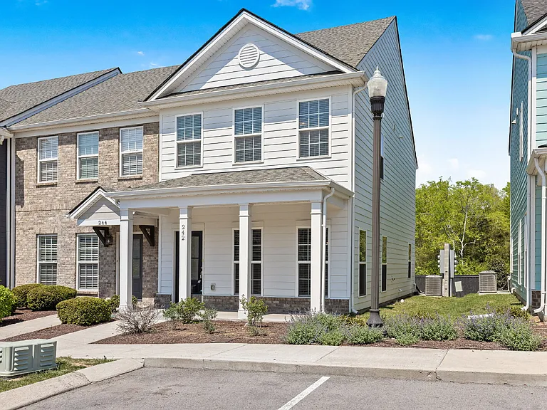 242 Mansfield Dr — Photo 4