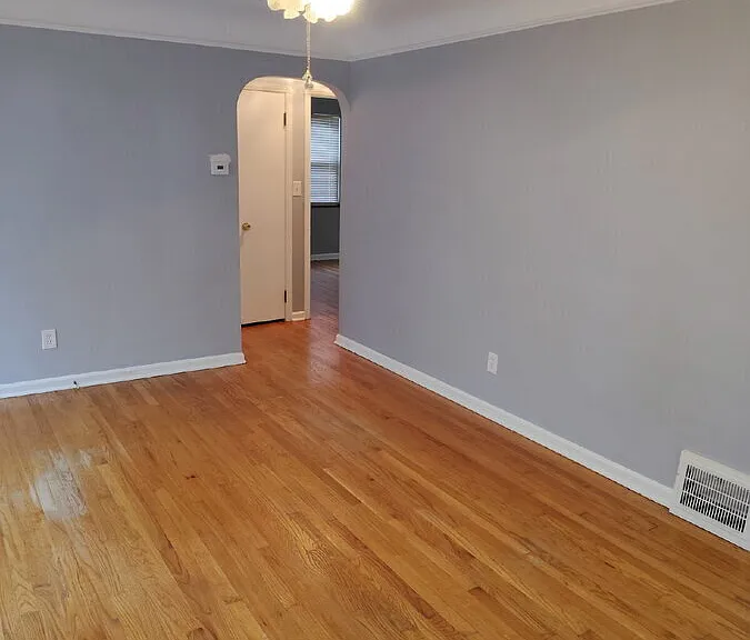 465 Huntmere Dr — Photo 2