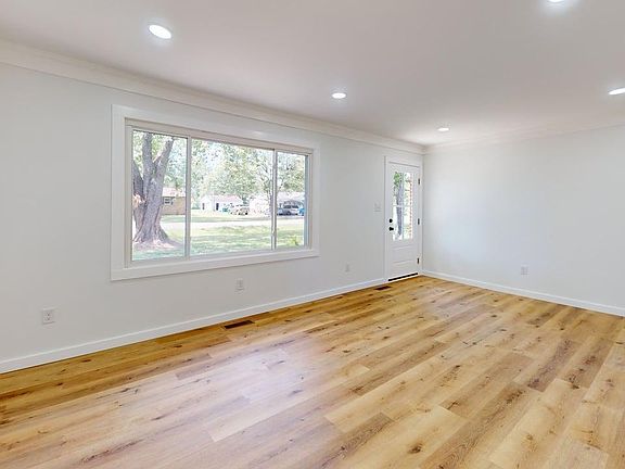 5th image of 529 Sharon Dr