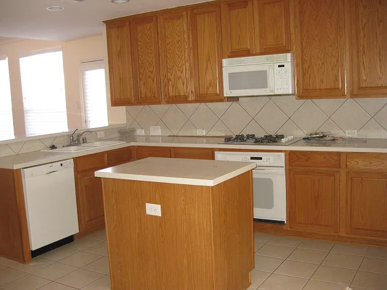 1086 London Dr — Photo 10