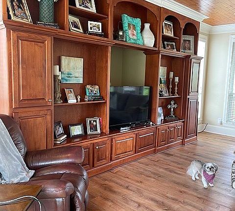 LR cabinets + crown MLDG