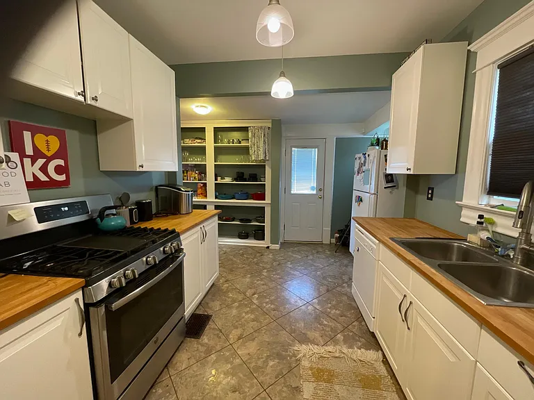 3012 Charlotte St — Photo 4