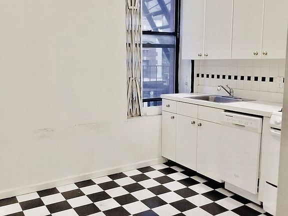 4th image of 1402 Lexington Ave Frnt A