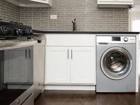 2nd image of 915 W Waveland Ave #1