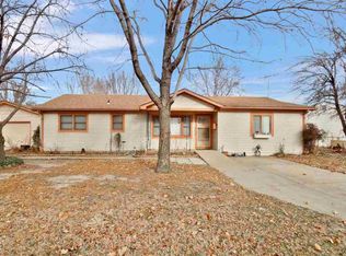412 E Spencer Dr, Haysville, KS 67060