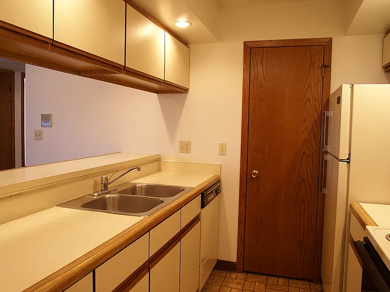 Sundance Apartments — Photo 3