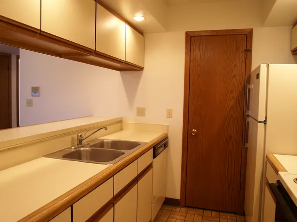 Sundance Apartments, 945 D St, Lincoln, NE 68502