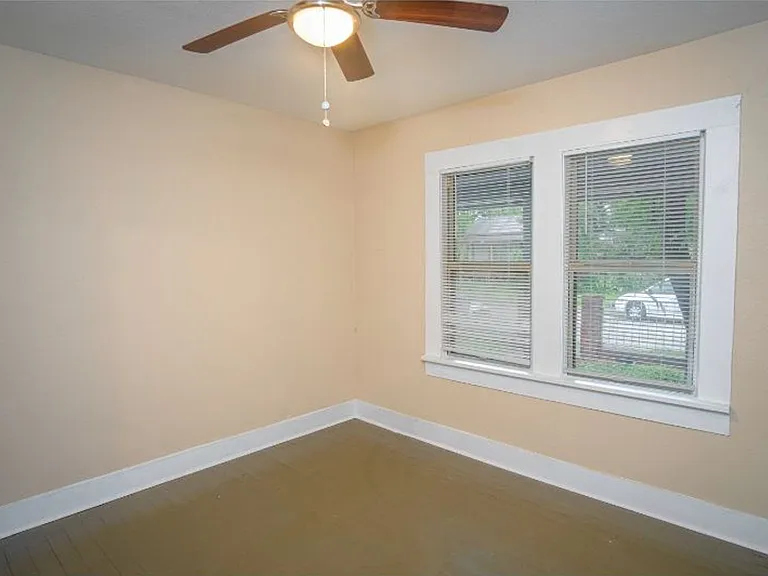 1323 Lamar — Photo 7