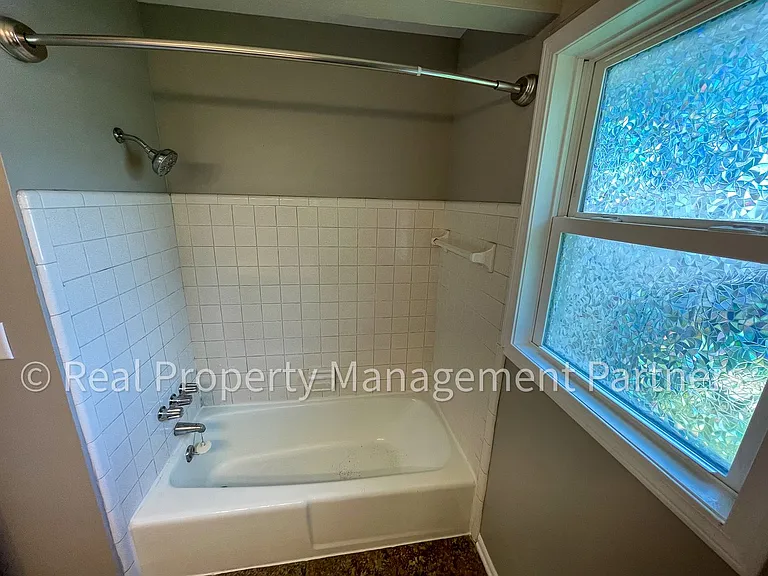 3920 Camelot Dr SE — Photo 11