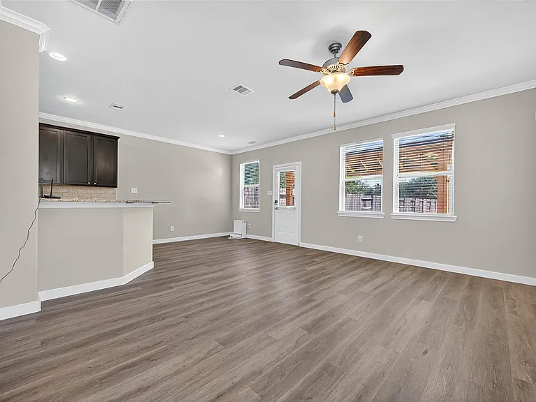 6438 Haywards Crossing South Cir — Photo 8