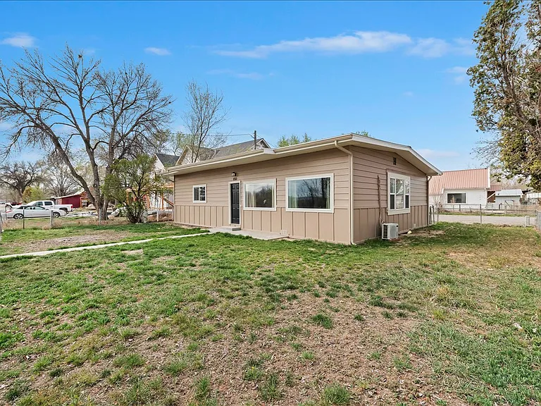 850 Riverside Ave — Photo 2